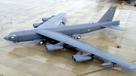 b-52轰炸机|B52有多庞大？放到航母上就一目了然，空中巨无霸不是白叫的