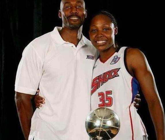 [卡尔·马龙]NBA最没人品的巨星，调戏科比老婆瓦妮莎，让年仅12岁的少女怀孕