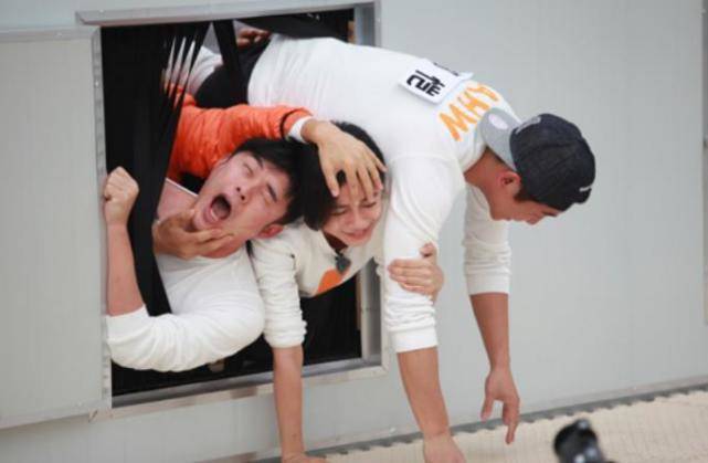 奔跑吧兄弟|原来撕名牌这样拍的,感觉被骗了好多年!网友:还以为在演戏呢!