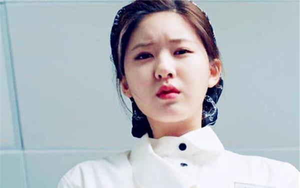 赵露思|都说赵露思是赵丽颖接班人，当两人同穿厨师装，差距一目了然