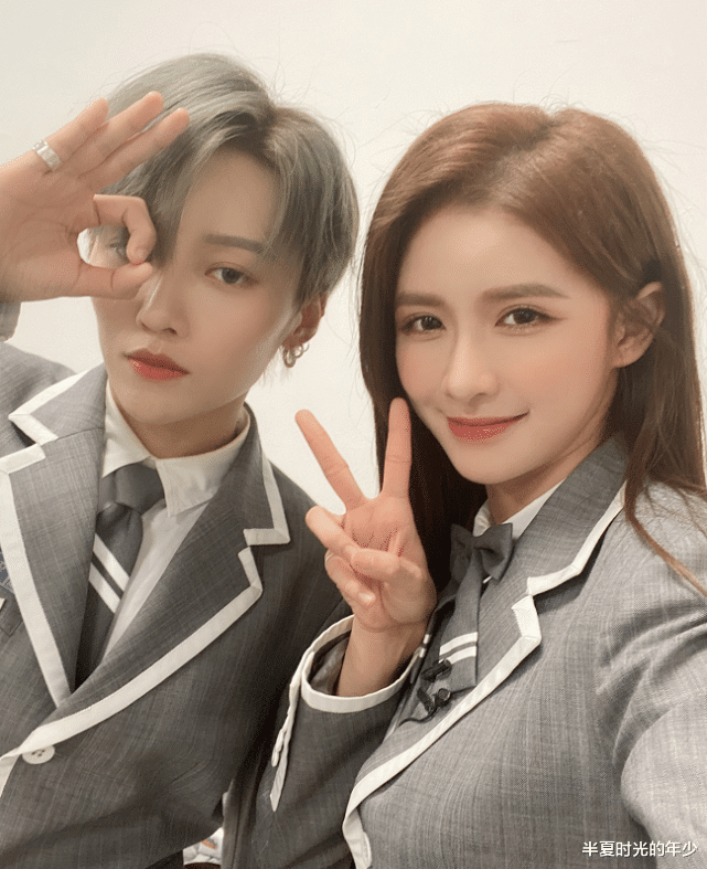 蔡卓宜：有一种塑料姐妹叫蔡卓宜，跟谁合照都笑出8颗牙齿，唯独她是例外