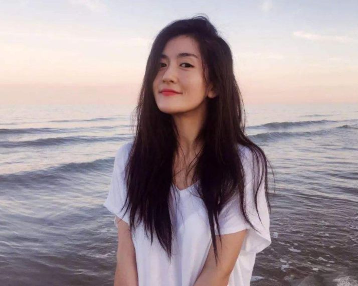 有种“整容”叫谢娜生双胞胎，身材不胖反而瘦，一双筷子腿A翻全场