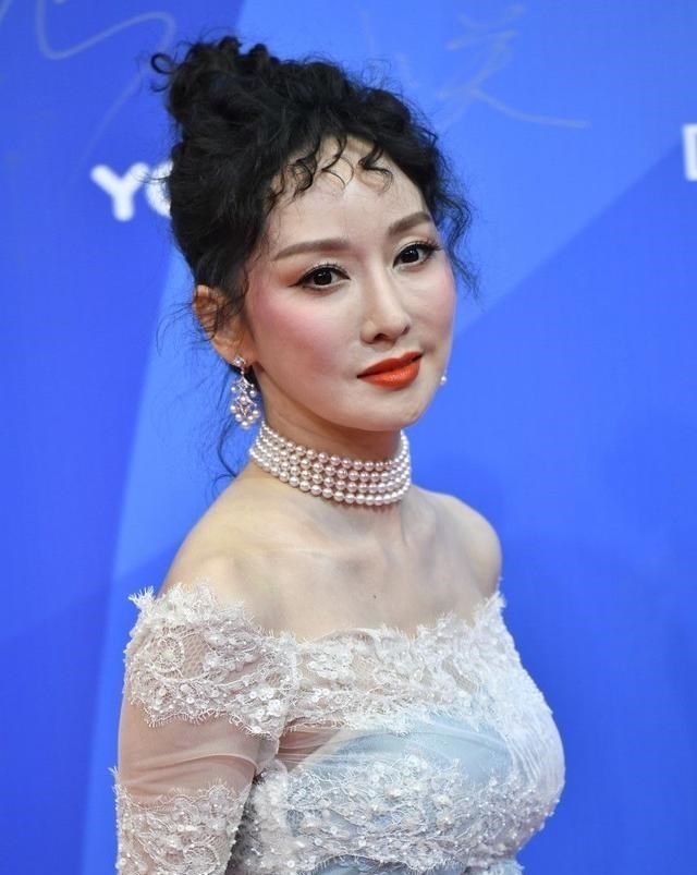 萨顶顶|她曾经被金星手撕、丁太升炮轰！如今在央视秋晚却惊艳了全场