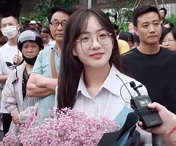 女孩|还记得高考爆红的“满天星”女孩吗?今穿限量版AJ出游,网友不淡定了