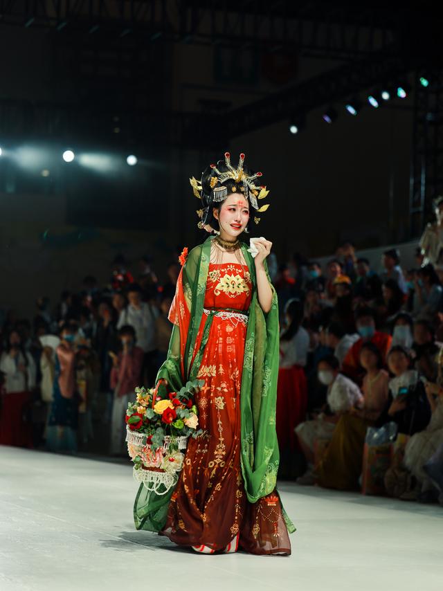 |史上首次“汉服秀”引众怒,现场网红、商家崩溃大哭,汉服圈炸了