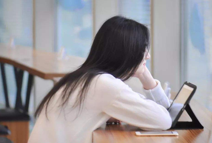 ##女子年薪36万，每天工作2小时朝十晚五，却想辞职进互联网公司