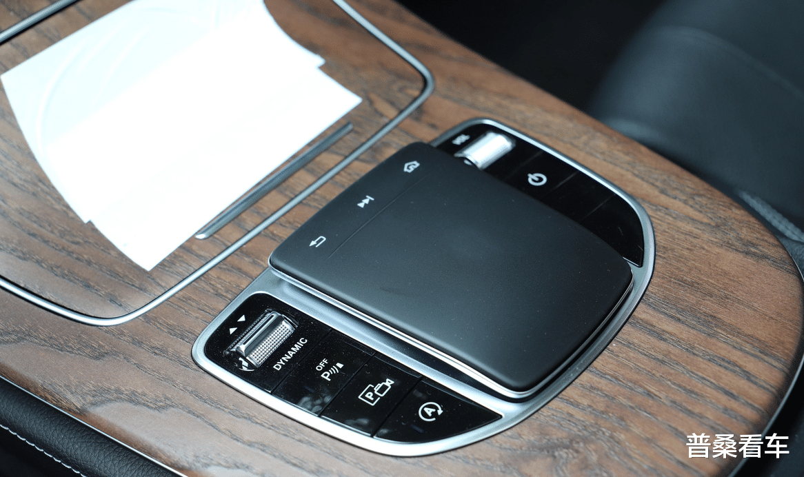 【红旗h9】配1.5T上市被骂惨!长5米近零噪音,连降9万成销冠,只因最懂国人