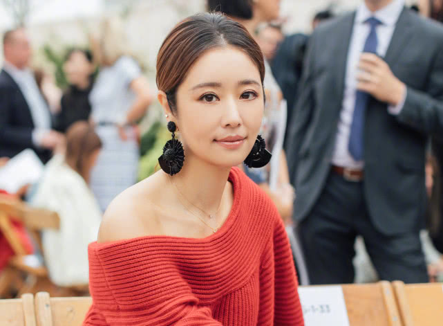 李小冉■当43岁林心如碰上43岁李小冉，明明都是同龄人，看起来却像“两代人”