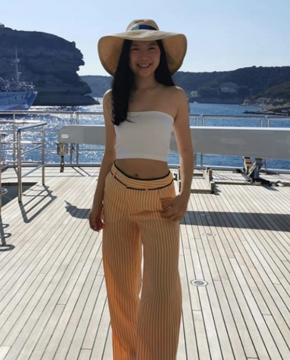 甄子丹|任达华和甄子丹两家女儿坐游艇出海，同为16岁一个苗条一个肉感