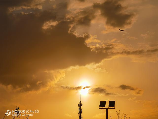 『荣耀』想买3999元5G手机？从这三款中，你基本能选出想要的机型