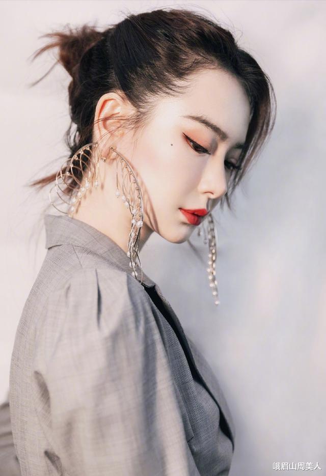 『戚薇』丸子头早就过时了，今夏流行戚薇的“鸳鸯头”，青春洋气显脸小