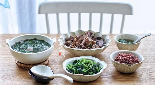 米饭|母女二人的晚餐，在朋友圈火了，网友：拒绝精致穷，不剩菜不浪费