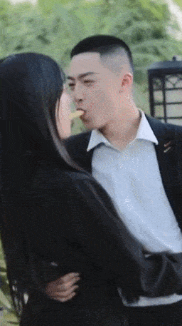 「李子柒」李子柒首次公开豪宅，我却看到背后最悲哀的一幕：中国式审美，太可怕了！