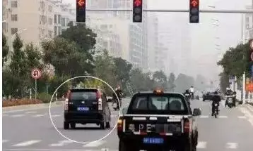 「交通法规」交警支招：误闯红灯后只要一个小动作，可不扣分，只罚50