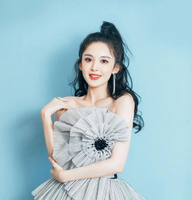 发型|脸上有这4个特征的女生，“扎发”比“批发”更好看，很容易分辨