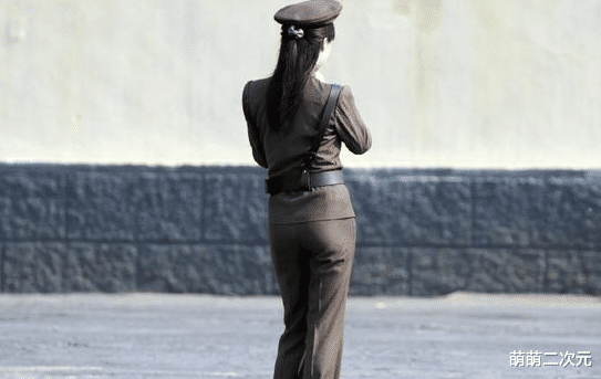 「朝鲜」实拍中朝边境的朝鲜女兵, 对对面的中国很好奇