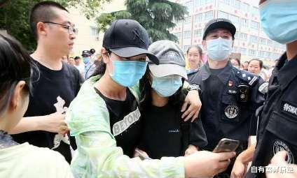 张子枫|张子枫高考第一个交卷,得知原因后,明白黄磊何炅为何喜欢她了