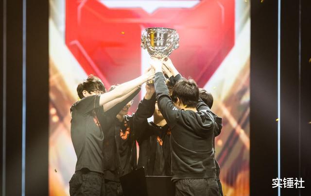 tes战队|夺冠后TES左手发泪目照片,阿水深夜回应太感人!粉丝看完心疼