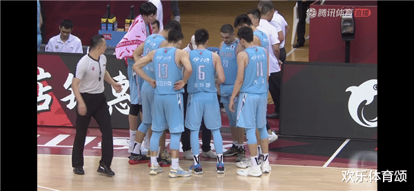 新疆男篮|输球又输人！新疆遗憾出局，周琦赛后又闹幺蛾子，球迷：等着挨处分吧