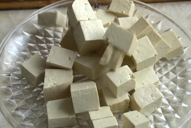 『豆腐』爱吃豆腐的一定要试试这种做法，加入4个鸡蛋，滑嫩又入味，香