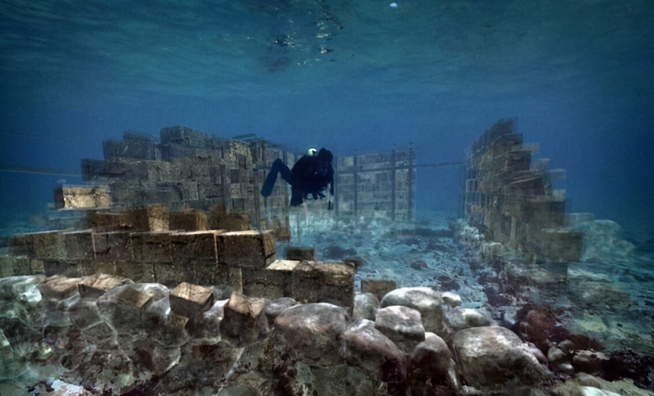 抚仙湖水底的水下古城图片