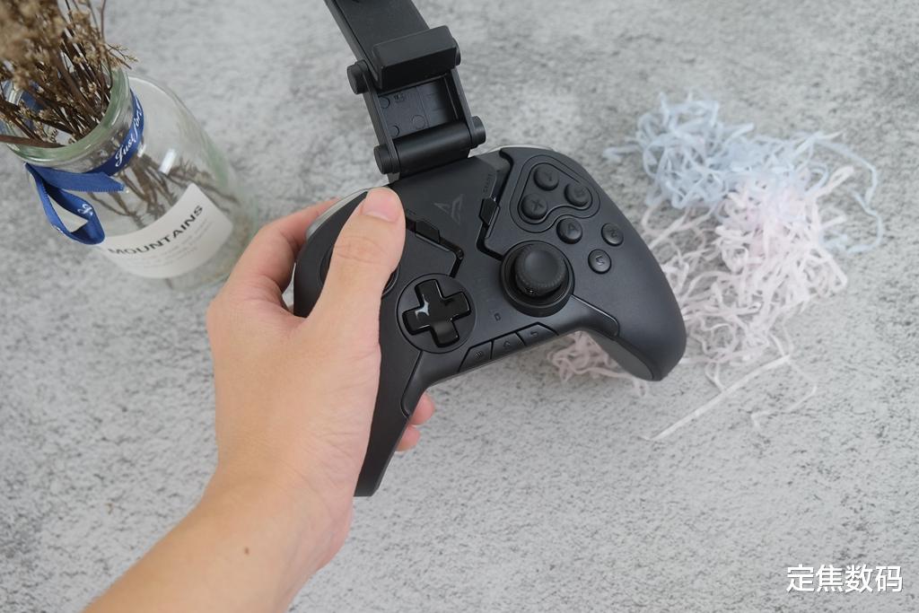 |比智能手机更懂创新，号称手柄界的苹果，飞智八爪鱼2上手体验