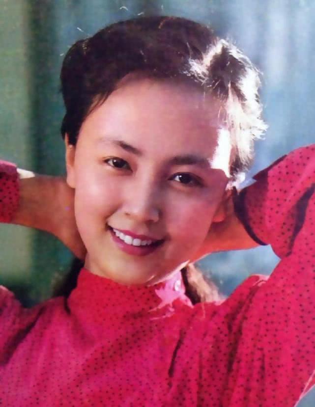 演艺圈|出道就大红, 生孩子险丧命, 曾为儿子淡出演艺圈, 嫁军官恩爱44年