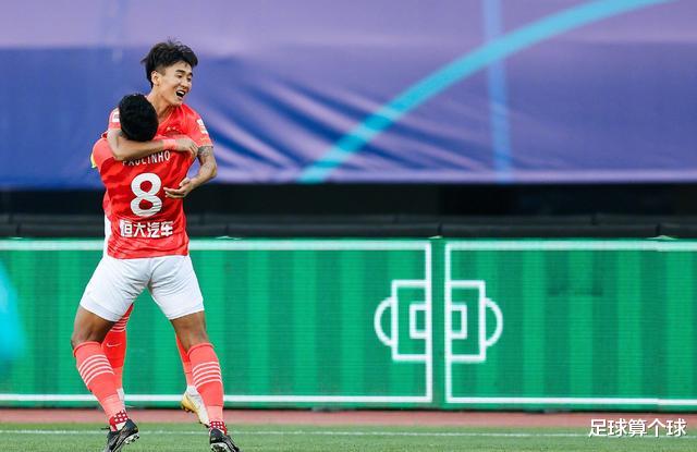 广州恒大|恒大比赛中，前斯科拉里翻译现身场边，韦世豪进球时他满脸不屑