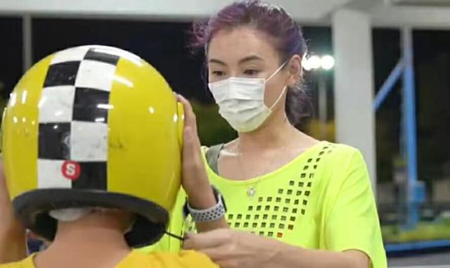 张柏芝|生父基因强大？张柏芝三胎小儿子近照曝光，头发偏黄卷翘不像妈妈