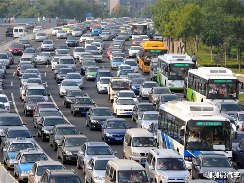 堵车|在北京堵车后,一台新能源车成了亮点,车尾1行字惹怒燃油车主!