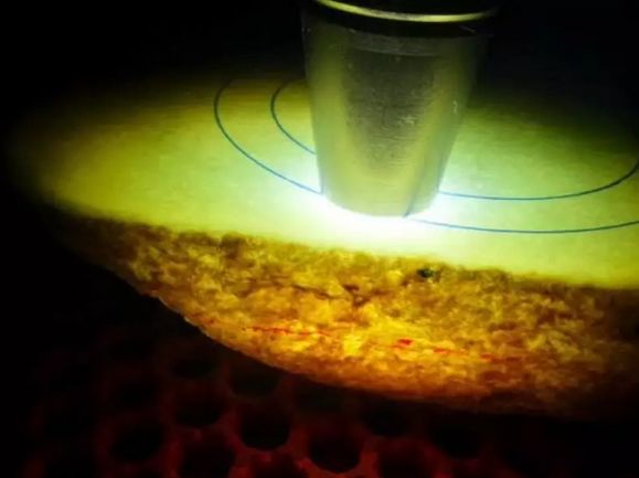 『翡翠』货主4500买翡翠原石, 一刀切出罕见冰种黄翡，激动到想哭！