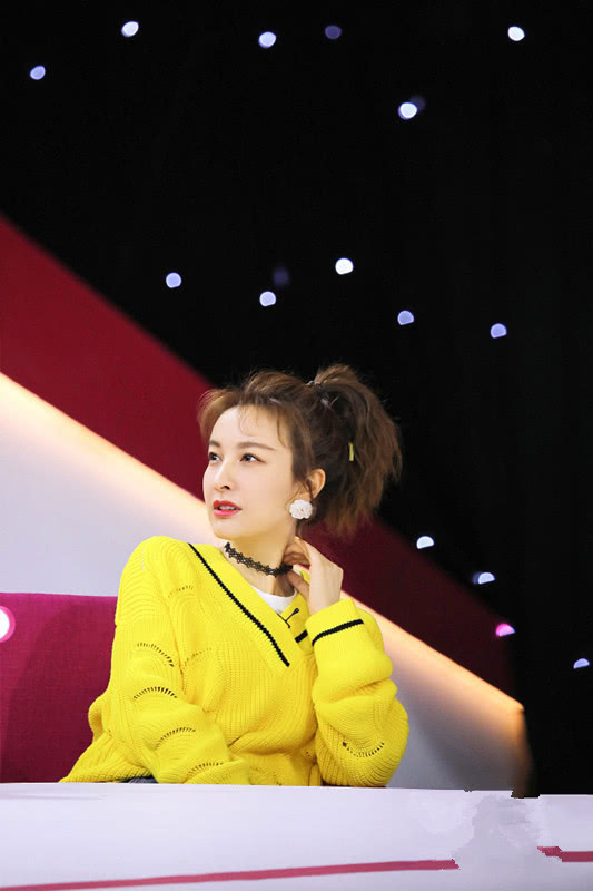 【针织衫】吴昕录节目，扎起马尾辫身穿黄颜色针织衫，可显时髦减龄了！