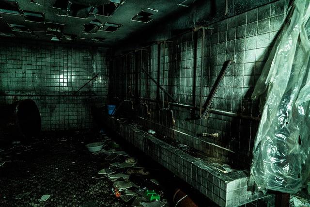 昆池岩@热搜预定！好莱坞翻拍韩国电影《昆池岩》，网友：这部电影比它恐怖100倍