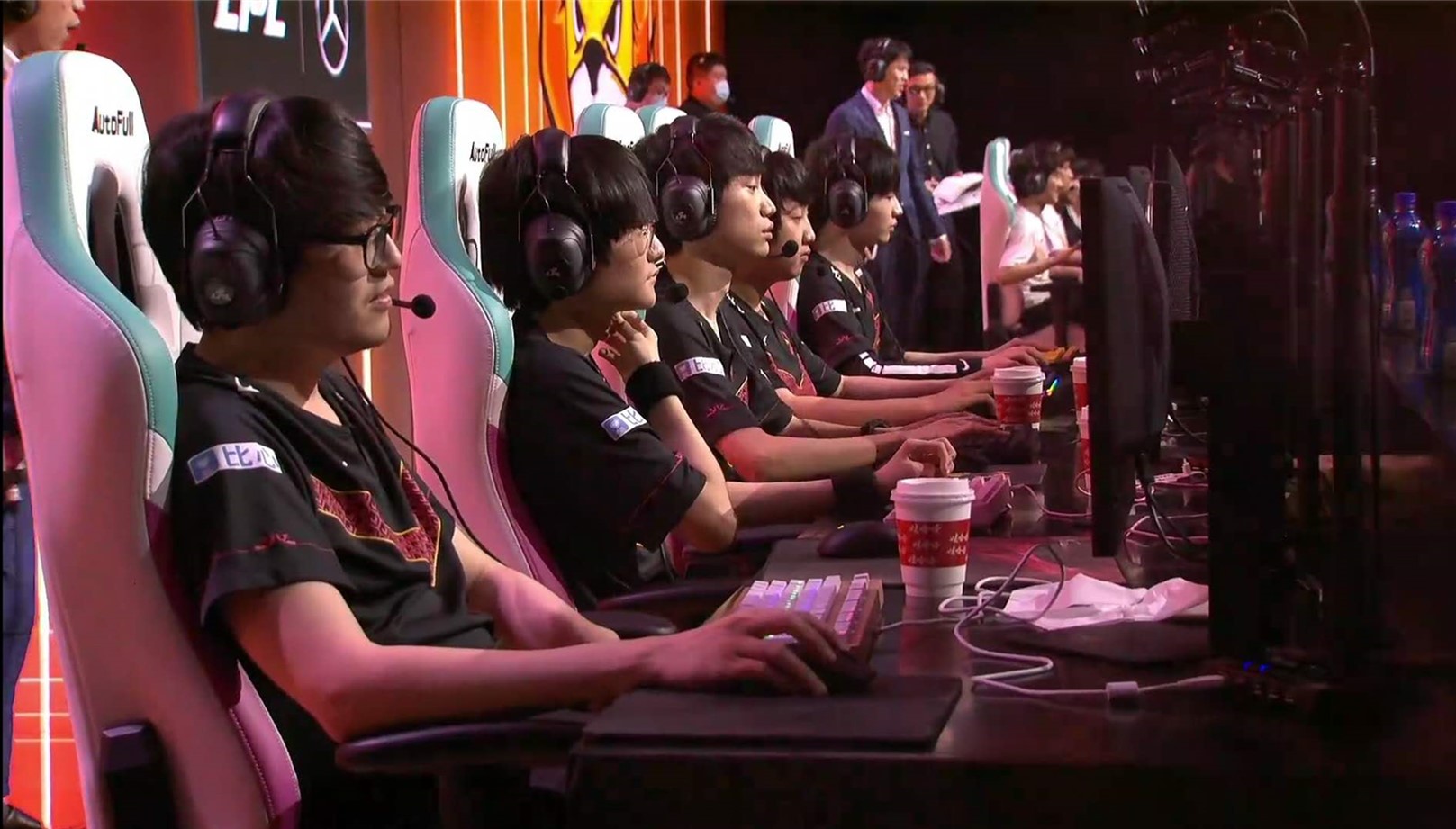 fpx战队|Khan打AD被Ban十个下路，秒选提莫Doinb懵了，金贡赛后笑出声