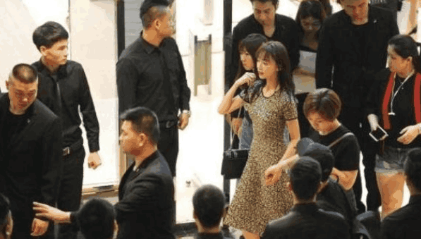 央视|竟然带6个贴身助理30多个保镖出门，被央视提出批评后，她就是“不知悔改”！