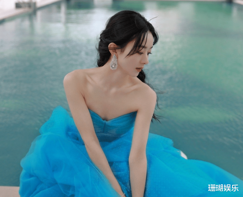 赵丽颖|赵丽颖明蓝色造型太养眼，失去美颜精修的生图下，这状态认真的？