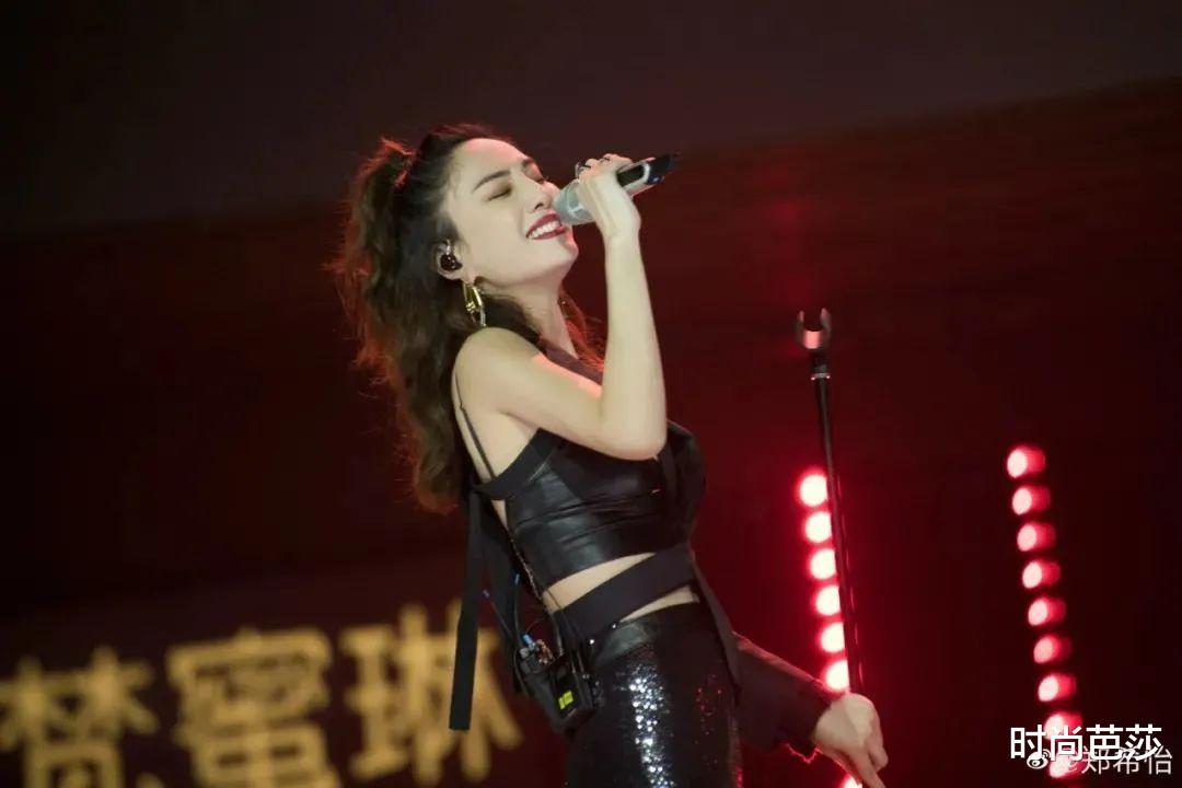 「李栋旭」年轻不用“妆”，像姐姐们一样会绑头发就够了！