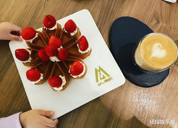 林心如：林心如母亲节收女儿手工花幸福满脸，小海豚动手能力超强