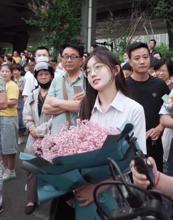 小姐姐|考场外的“最美等候”曝光:当看到他的朋友、网友:我还有机会