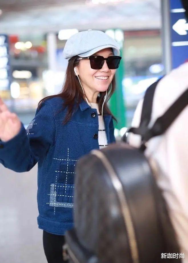 滤镜|闫妮滤镜碎一地，穿简约装束朴素无亮点，松弛颈部肌肤太显老