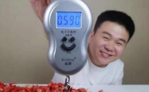 【小龙虾】10斤小龙虾能剥多少肉？网友花1小时剥虾，看到这个结果悲剧了！