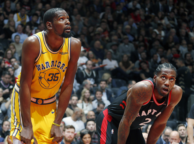 凯文·杜兰特▲巅峰杜兰特能否打爆伦纳德？对比33次交手数据，才发现他被高估了