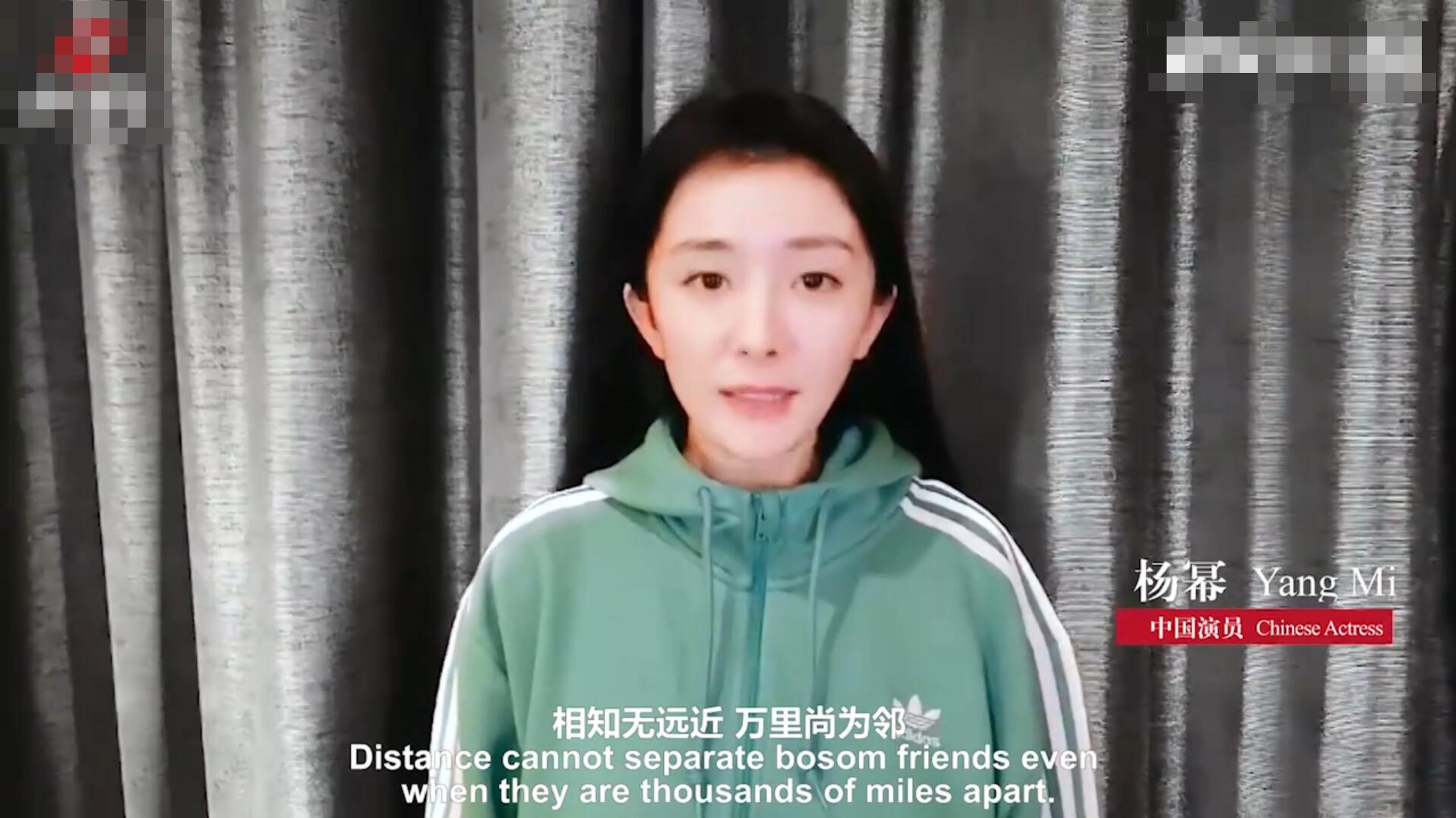 [杨幂]杨幂全素颜出镜为新加坡加油，发际线变低驼背变重，颜值变化大有点认不出