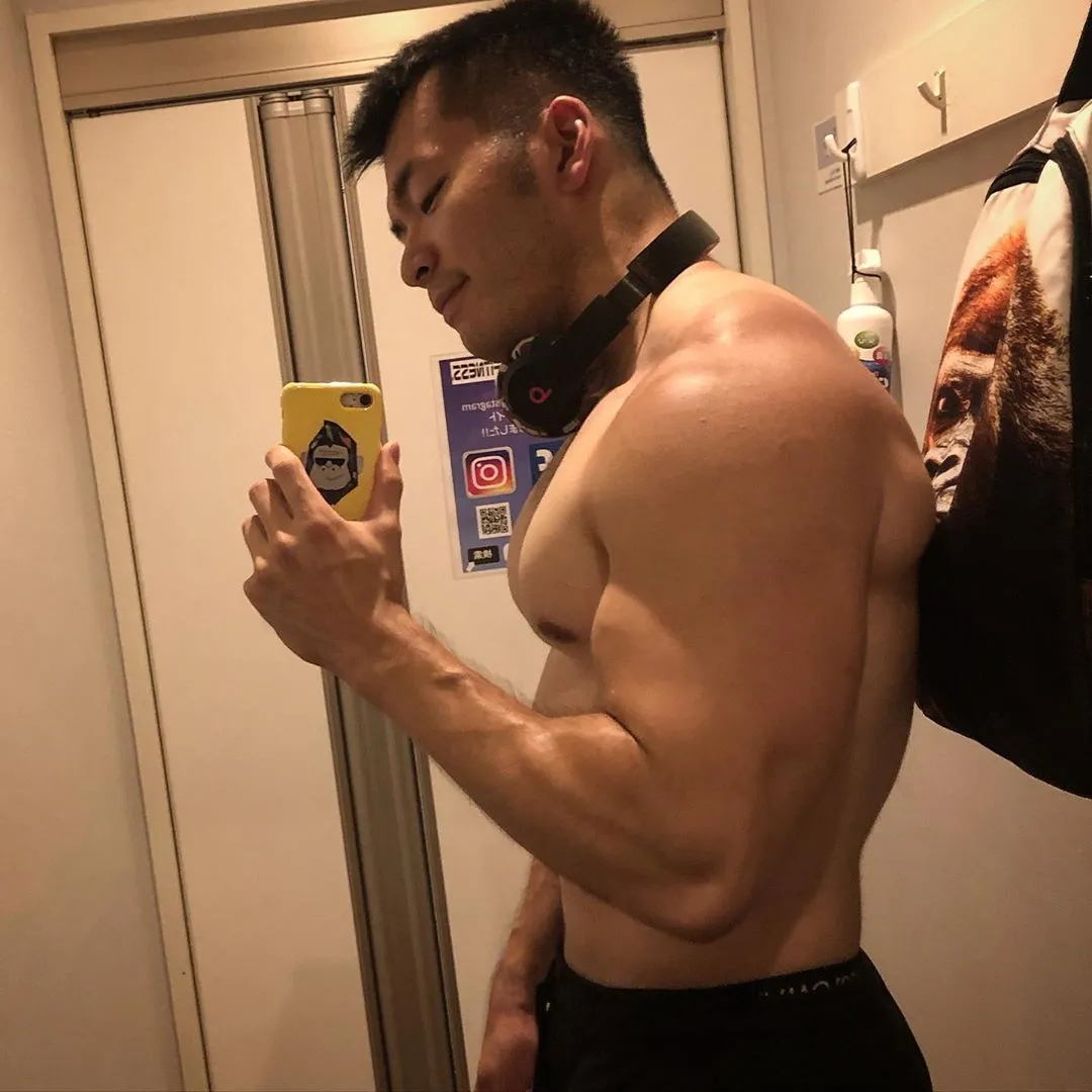 深蹲|181cm日本肌肉壮男走红，每天深蹲练出大粗腿，网友不淡定了....