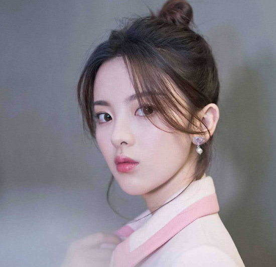 杨超越■杨超越更新动态后秒删?有网友却发现了烟盒,本人回应:我家猫的