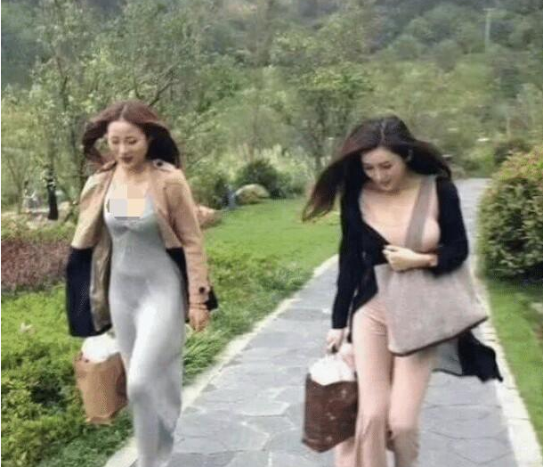 |“美女，刮风天还是不要穿裙子了，这样的造型很让人尴尬啊！”哈哈哈