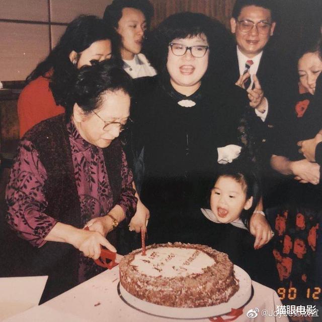郑欣宜▲郑欣宜晒祖孙三人合照，令人泪目，祝母亲祖母节日快乐