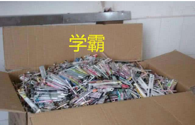 学霸|高考后晒出成堆试卷和笔芯，学渣看了自愧不如：学霸也不容易