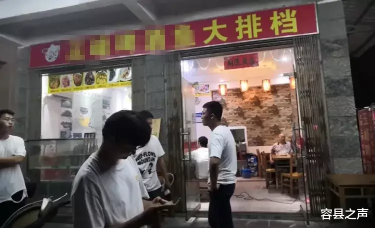 容县之声|广西一大排档菜里吃出虫子，老板竟拿刀威胁不让顾客走？