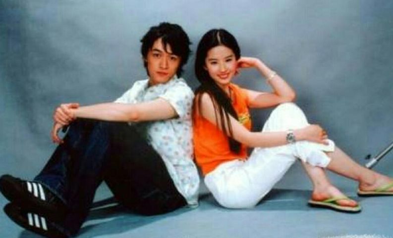 刘亦菲早年和胡歌的广告照流出，无任何特效下，看出两人真实颜值